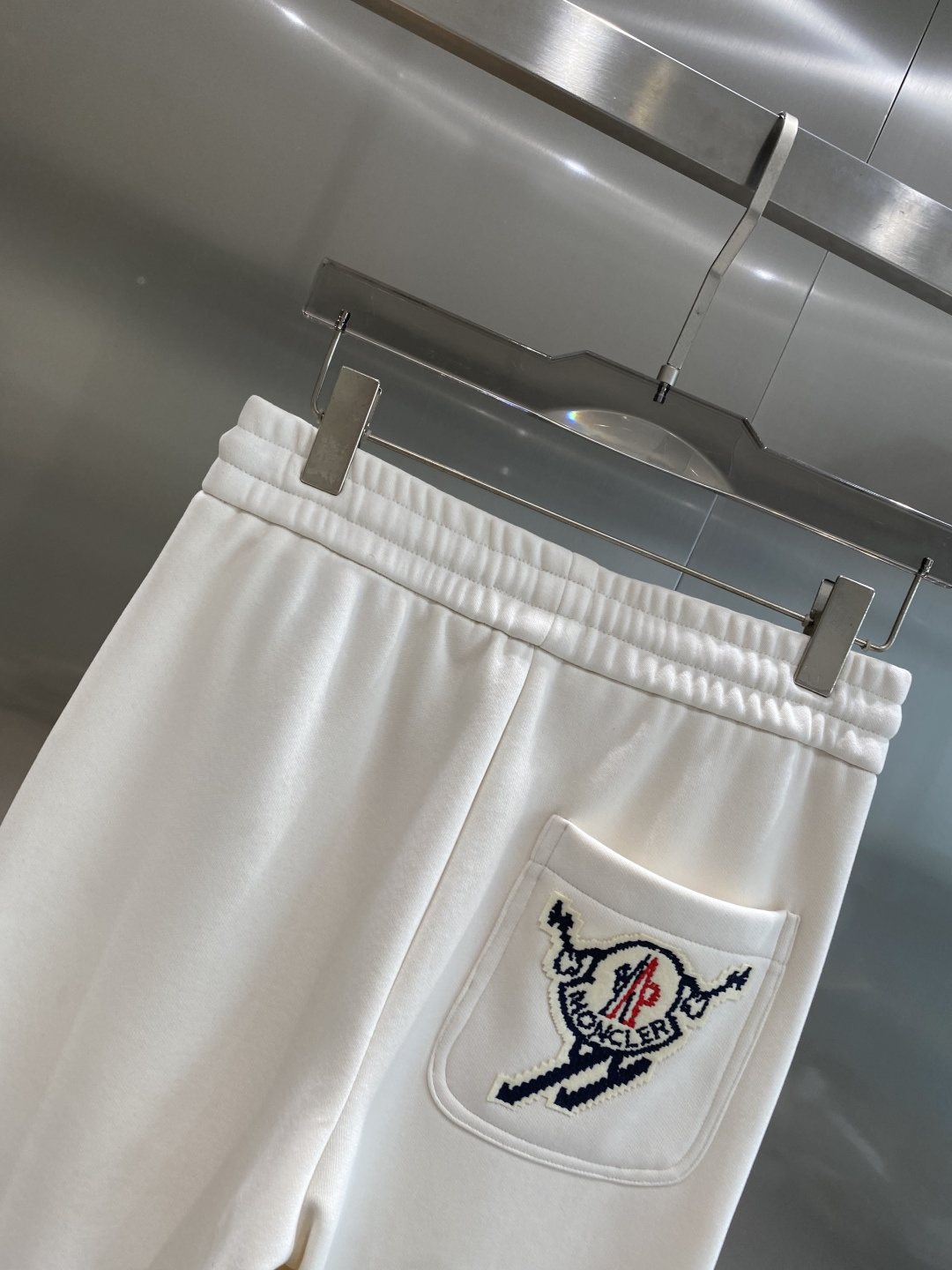 《𝙉𝙚𝙬🤍🖤蒙家》2025秋冬新款休闲裤！官网同步发售。品牌经典LOGO休闲裤 ，舒适度极好，手触感强烈