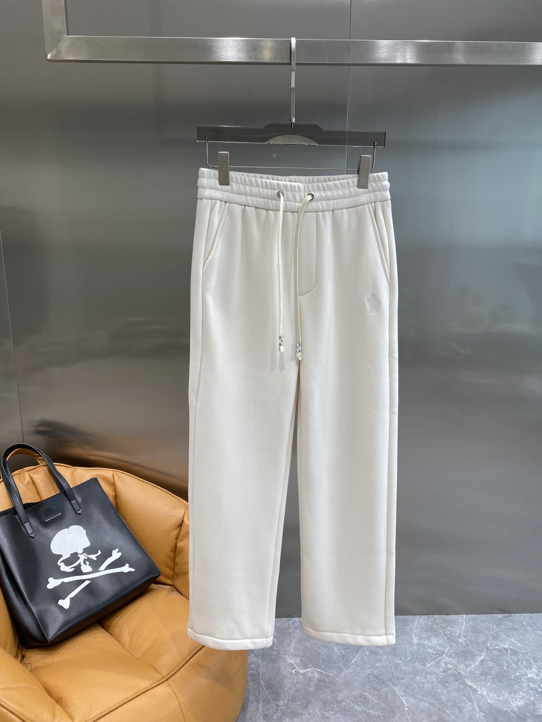 《𝙉𝙚𝙬🤍🖤蒙家》2025秋冬新款休闲裤！官网同步发售。品牌经典LOGO休闲裤 ，舒适度极好，手触感强烈