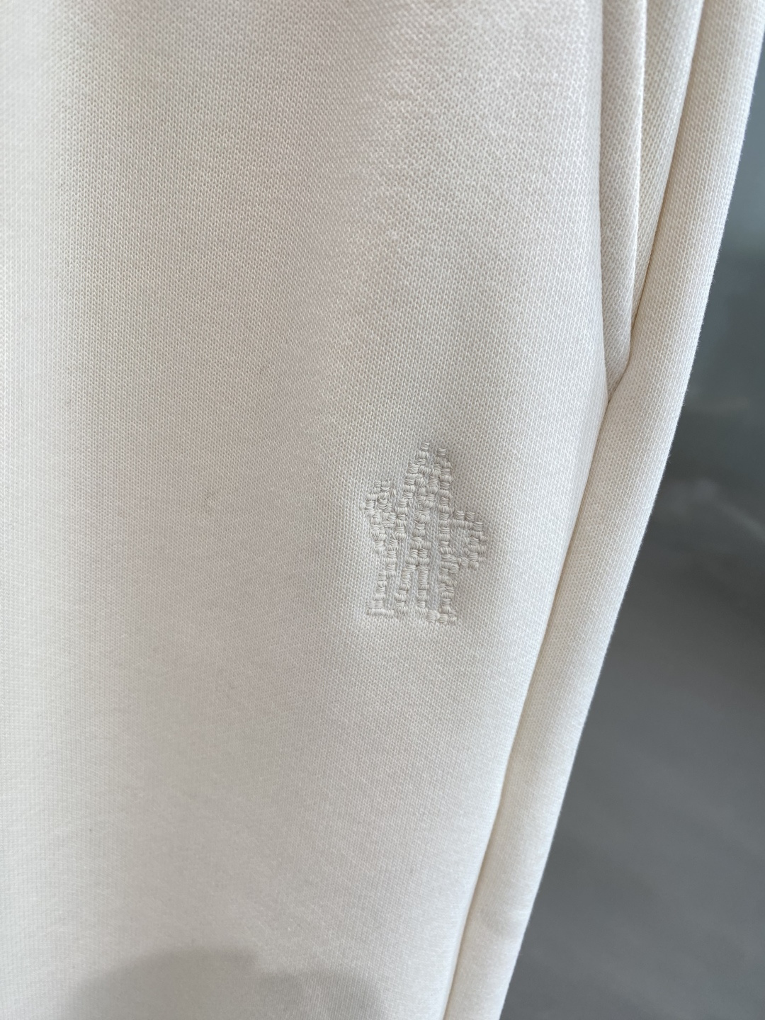 《𝙉𝙚𝙬🤍🖤蒙家》2025秋冬新款休闲裤！官网同步发售。品牌经典LOGO休闲裤 ，舒适度极好，手触感强烈