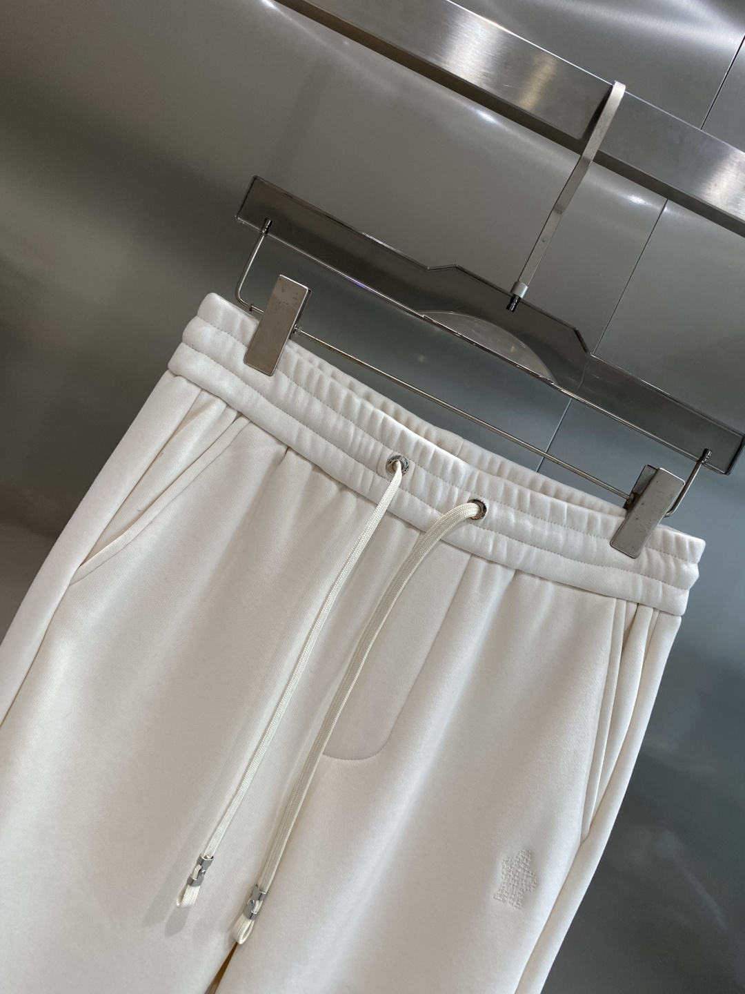 《𝙉𝙚𝙬🤍🖤蒙家》2025秋冬新款休闲裤！官网同步发售。品牌经典LOGO休闲裤 ，舒适度极好，手触感强烈