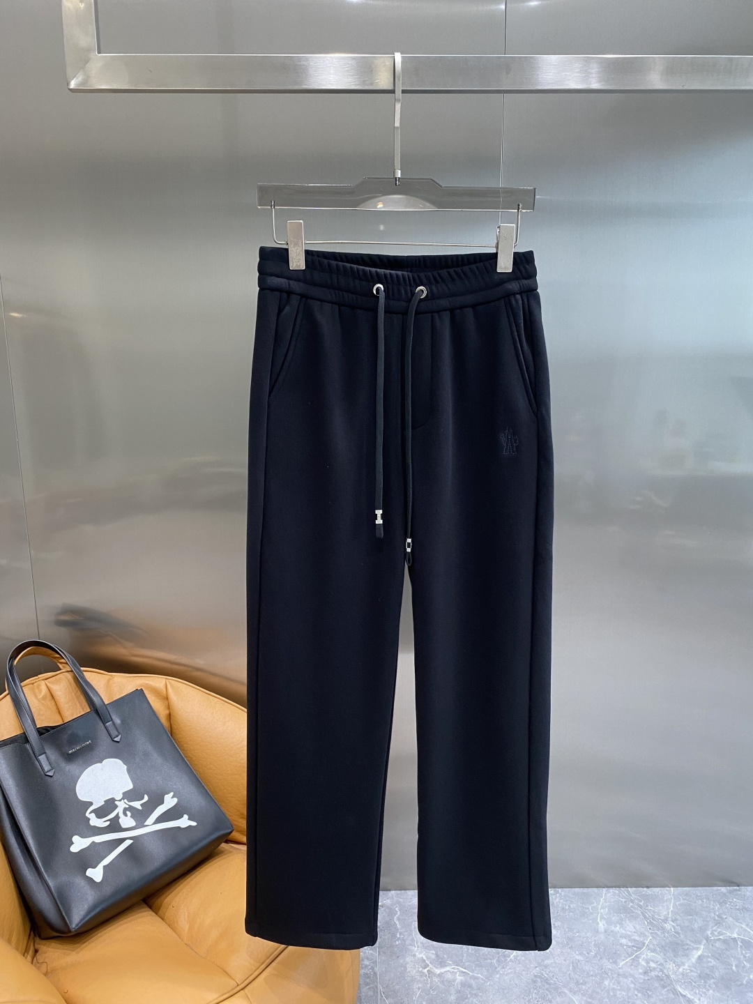 《𝙉𝙚𝙬🤍🖤蒙家》2025秋冬新款休闲裤！官网同步发售。品牌经典LOGO休闲裤 ，舒适度极好，手触感强烈