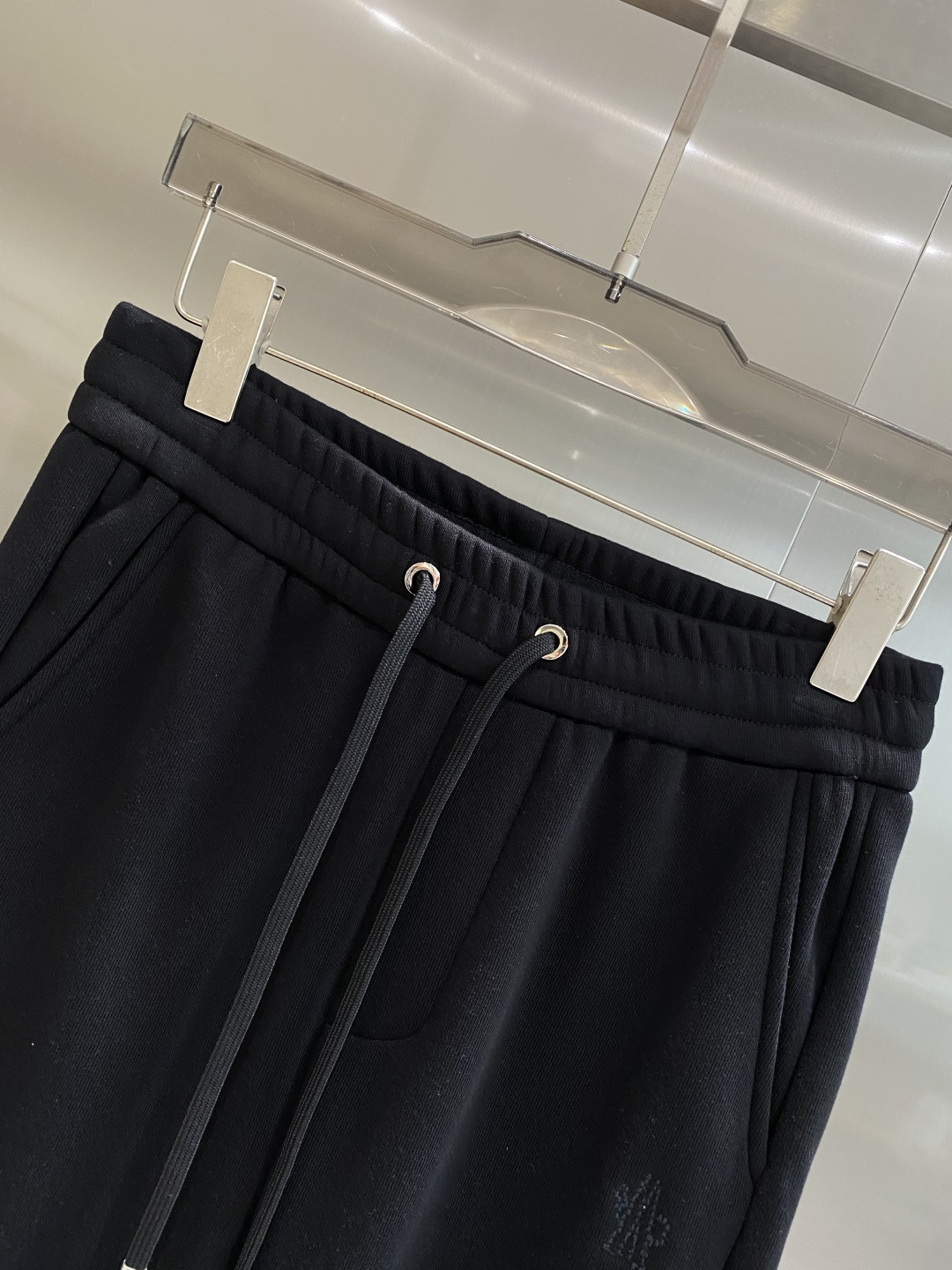 《𝙉𝙚𝙬🤍🖤蒙家》2025秋冬新款休闲裤！官网同步发售。品牌经典LOGO休闲裤 ，舒适度极好，手触感强烈