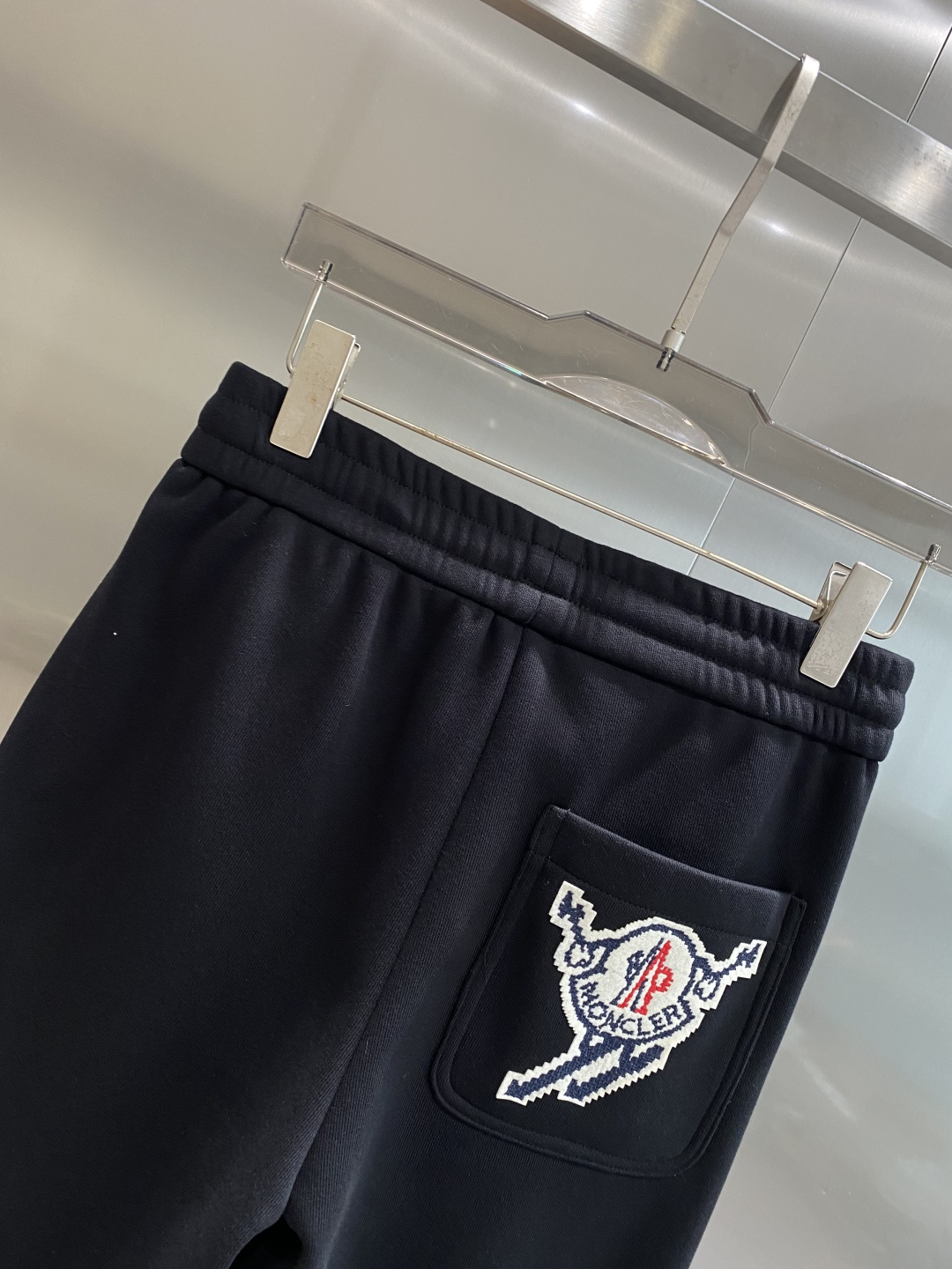 《𝙉𝙚𝙬🤍🖤蒙家》2025秋冬新款休闲裤！官网同步发售。品牌经典LOGO休闲裤 ，舒适度极好，手触感强烈