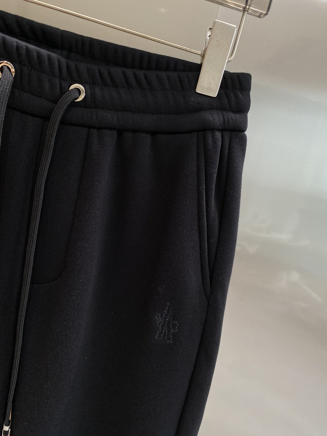 《𝙉𝙚𝙬🤍🖤蒙家》2025秋冬新款休闲裤！官网同步发售。品牌经典LOGO休闲裤 ，舒适度极好，手触感强烈