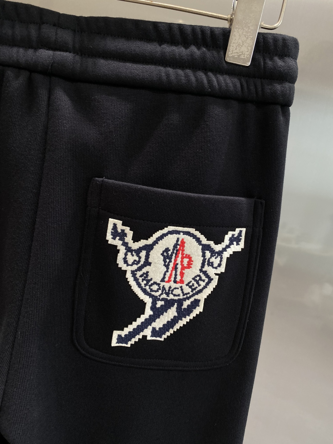 《𝙉𝙚𝙬🤍🖤蒙家》2025秋冬新款休闲裤！官网同步发售。品牌经典LOGO休闲裤 ，舒适度极好，手触感强烈