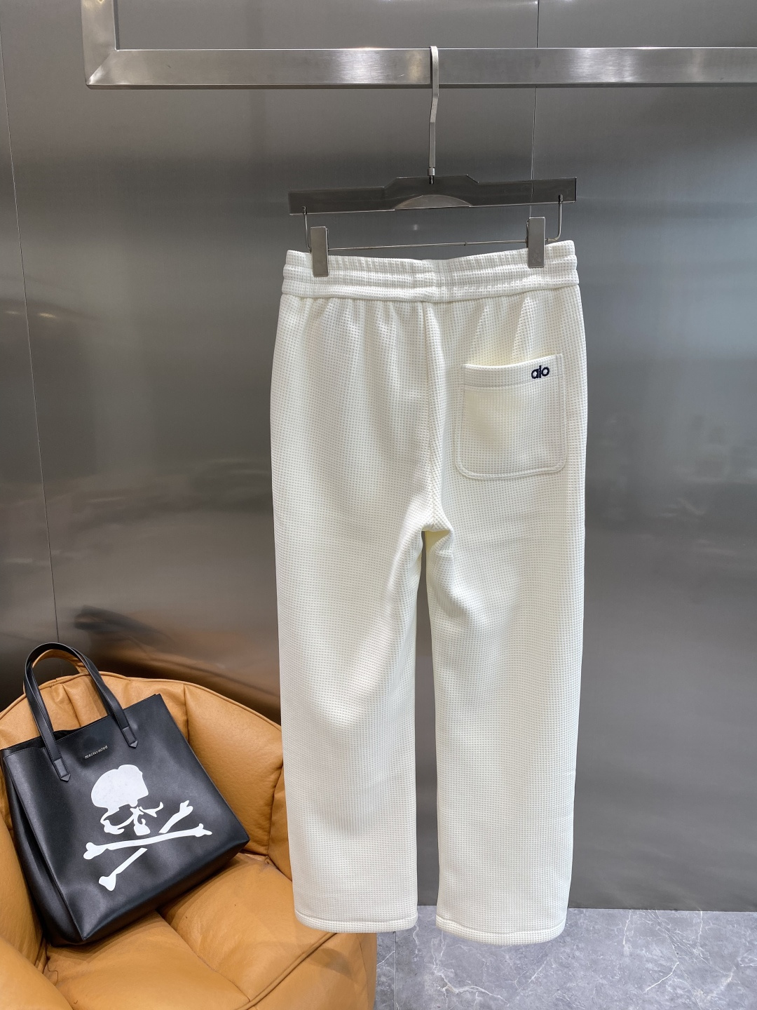 《𝙉𝙚𝙬🤍🖤alo家》2025秋冬新款休闲裤！官网同步发售。品牌经典LOGO休闲裤 ，舒适度极好，手触感