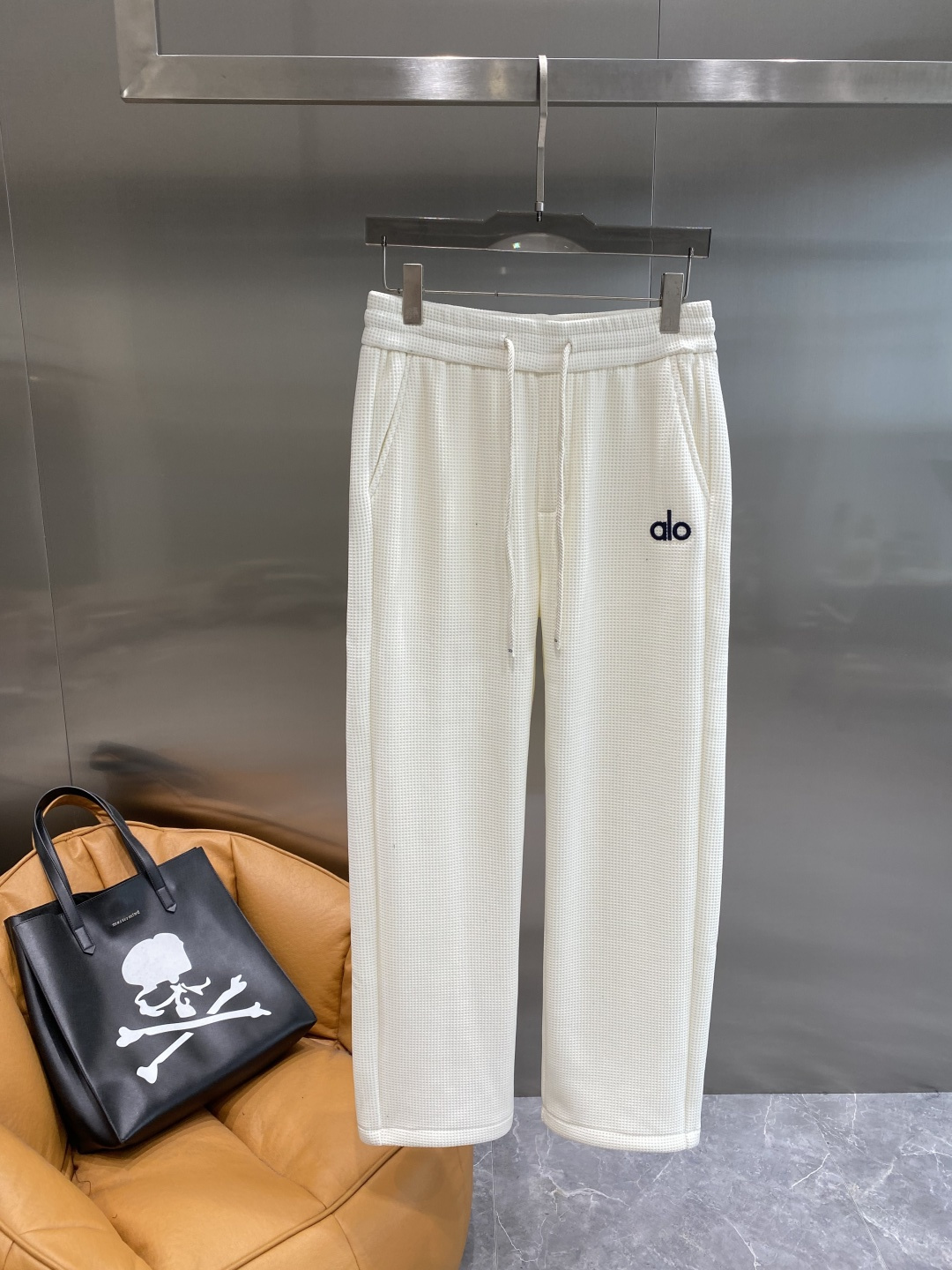 《𝙉𝙚𝙬🤍🖤alo家》2025秋冬新款休闲裤！官网同步发售。品牌经典LOGO休闲裤 ，舒适度极好，手触感