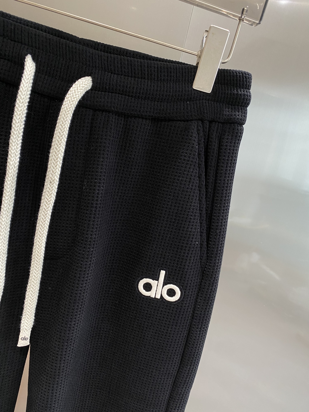 《𝙉𝙚𝙬🤍🖤alo家》2025秋冬新款休闲裤！官网同步发售。品牌经典LOGO休闲裤 ，舒适度极好，手触感