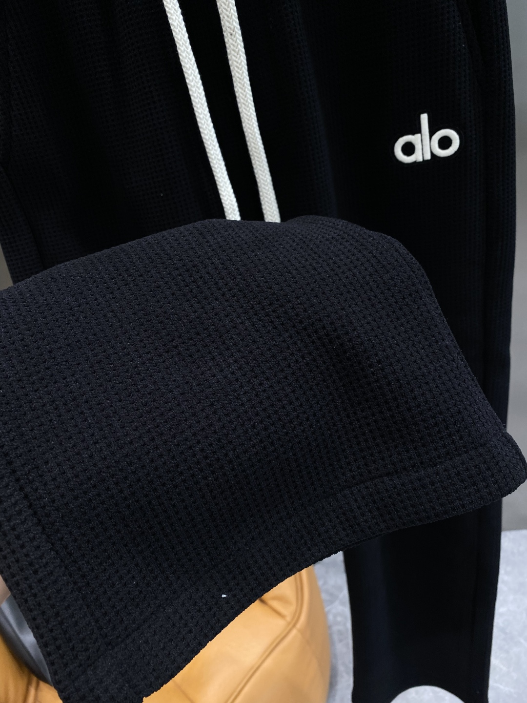 《𝙉𝙚𝙬🤍🖤alo家》2025秋冬新款休闲裤！官网同步发售。品牌经典LOGO休闲裤 ，舒适度极好，手触感