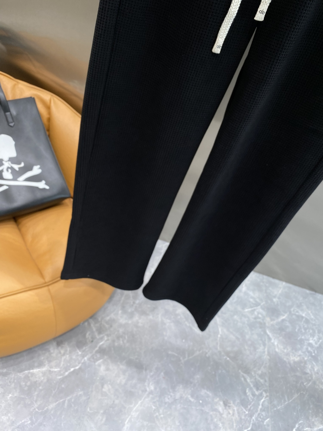 《𝙉𝙚𝙬🤍🖤alo家》2025秋冬新款休闲裤！官网同步发售。品牌经典LOGO休闲裤 ，舒适度极好，手触感