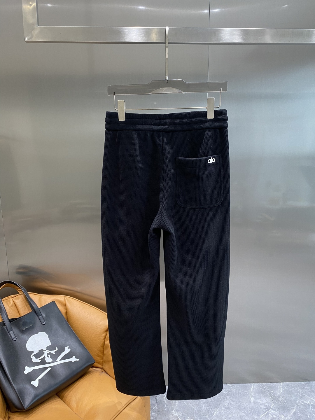 《𝙉𝙚𝙬🤍🖤alo家》2025秋冬新款休闲裤！官网同步发售。品牌经典LOGO休闲裤 ，舒适度极好，手触感