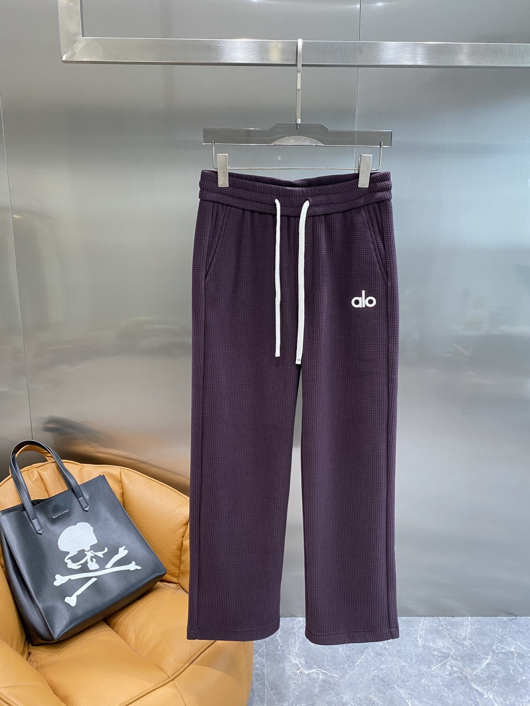 《𝙉𝙚𝙬🤍🖤alo家》2025秋冬新款休闲裤！官网同步发售。品牌经典LOGO休闲裤 ，舒适度极好，手触感