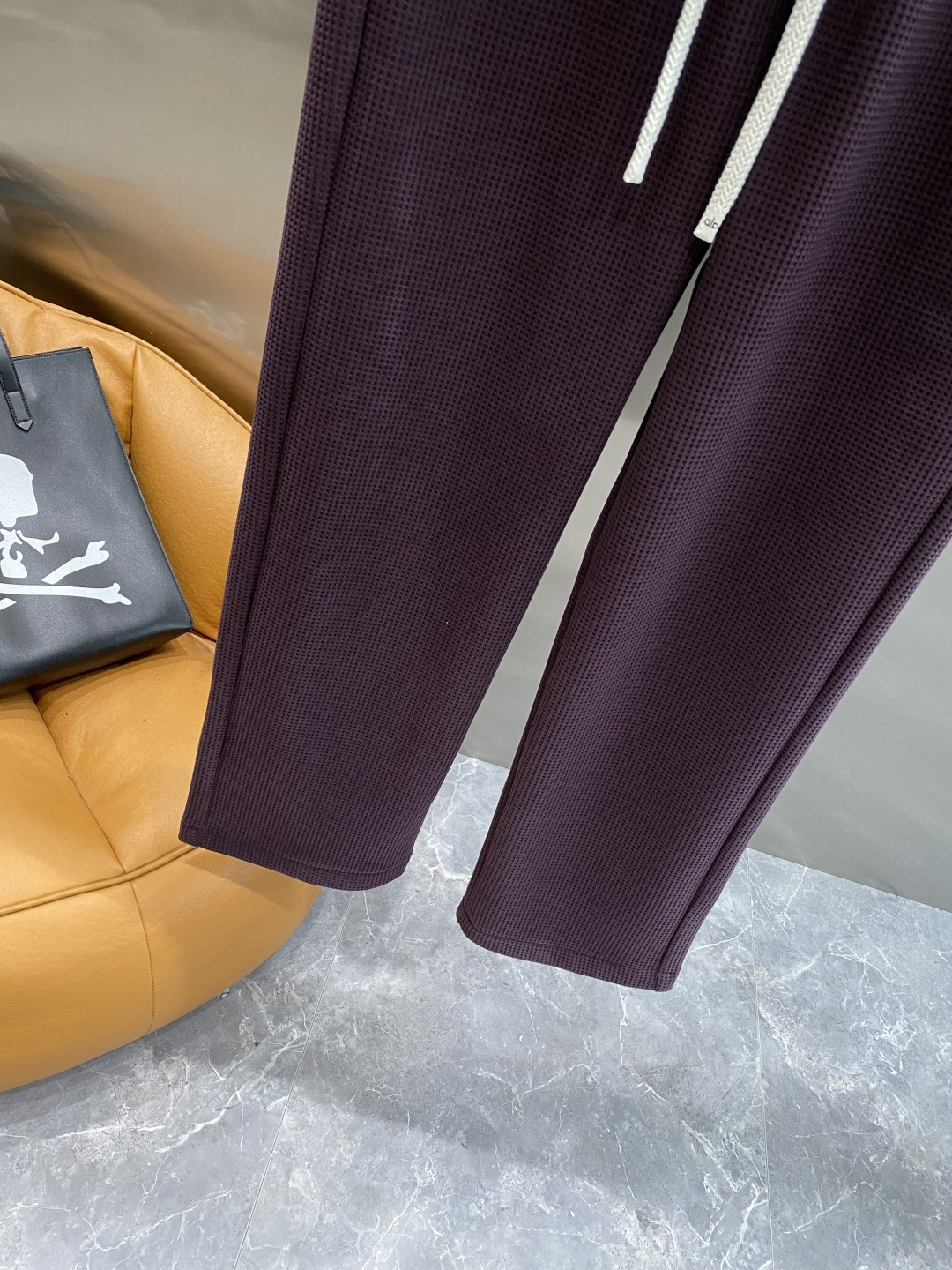 《𝙉𝙚𝙬🤍🖤alo家》2025秋冬新款休闲裤！官网同步发售。品牌经典LOGO休闲裤 ，舒适度极好，手触感