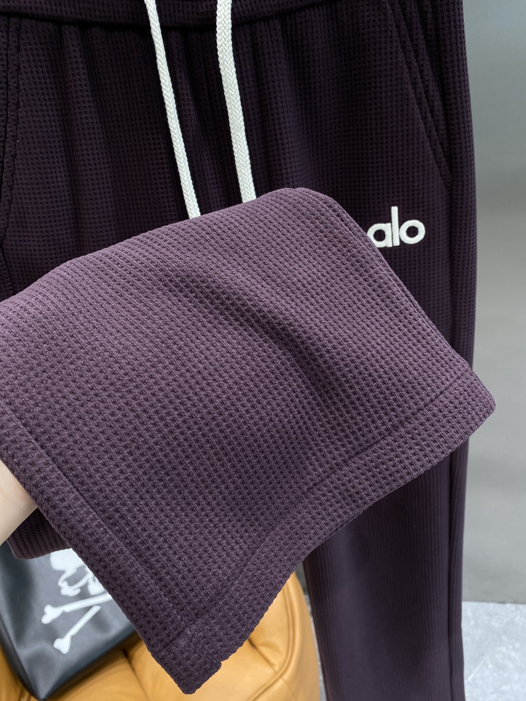 《𝙉𝙚𝙬🤍🖤alo家》2025秋冬新款休闲裤！官网同步发售。品牌经典LOGO休闲裤 ，舒适度极好，手触感