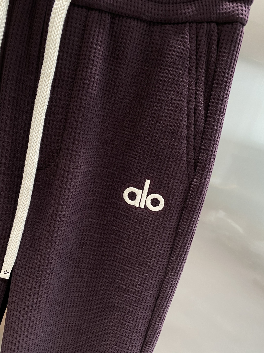 《𝙉𝙚𝙬🤍🖤alo家》2025秋冬新款休闲裤！官网同步发售。品牌经典LOGO休闲裤 ，舒适度极好，手触感
