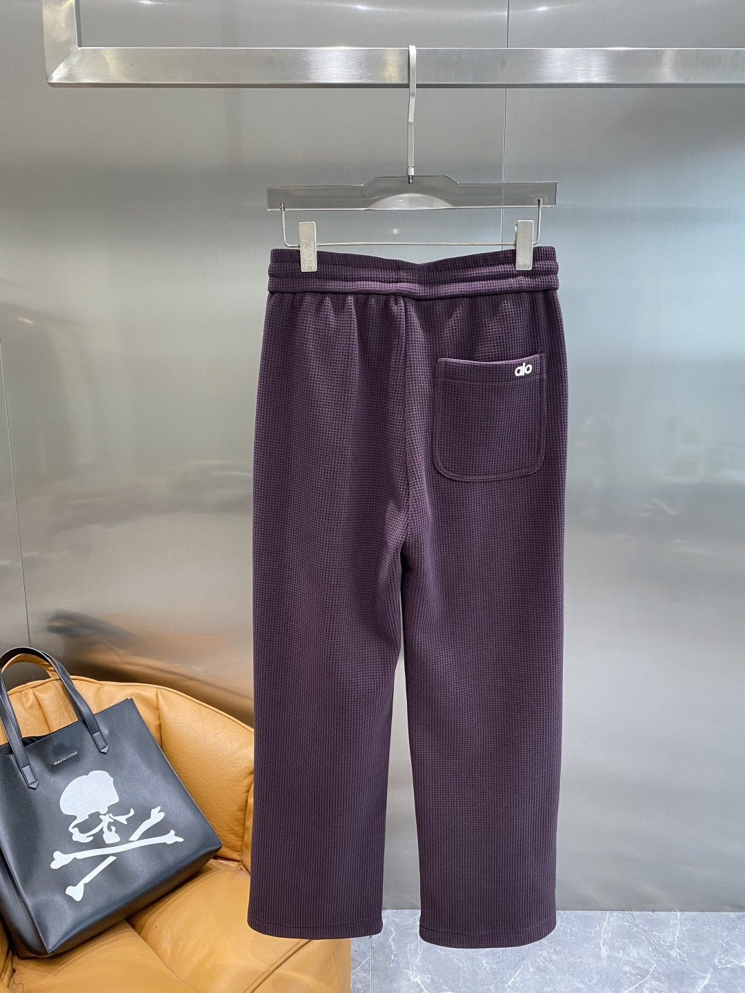 《𝙉𝙚𝙬🤍🖤alo家》2025秋冬新款休闲裤！官网同步发售。品牌经典LOGO休闲裤 ，舒适度极好，手触感