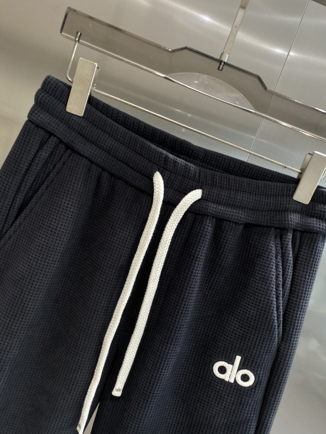 《𝙉𝙚𝙬🤍🖤alo家》2025秋冬新款休闲裤！官网同步发售。品牌经典LOGO休闲裤 ，舒适度极好，手触感