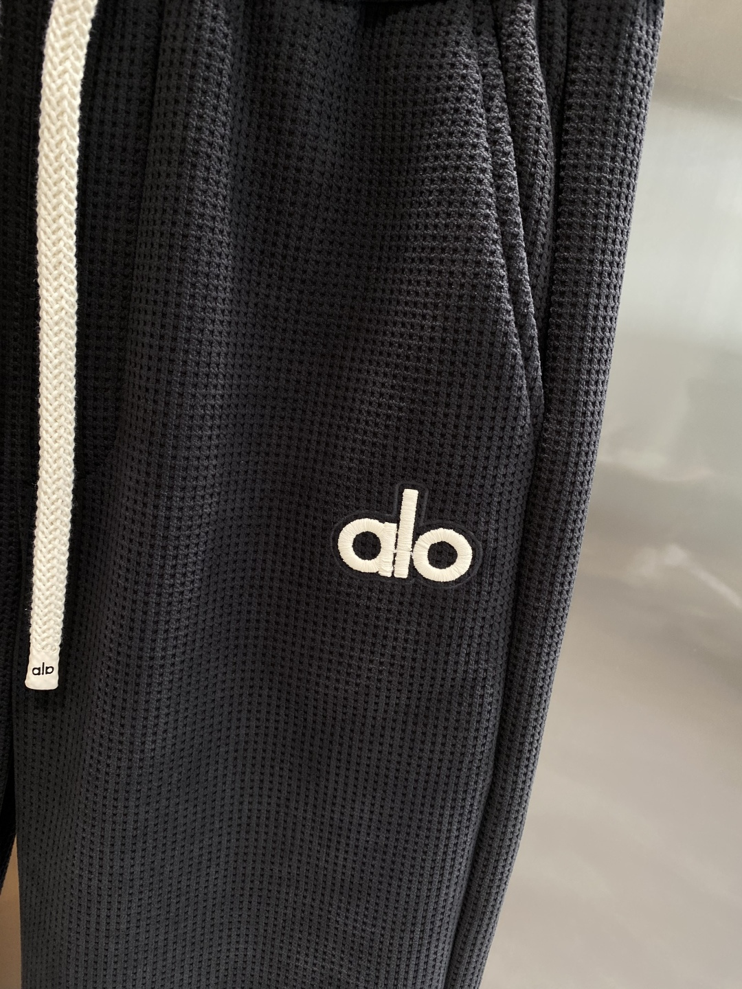 《𝙉𝙚𝙬🤍🖤alo家》2025秋冬新款休闲裤！官网同步发售。品牌经典LOGO休闲裤 ，舒适度极好，手触感