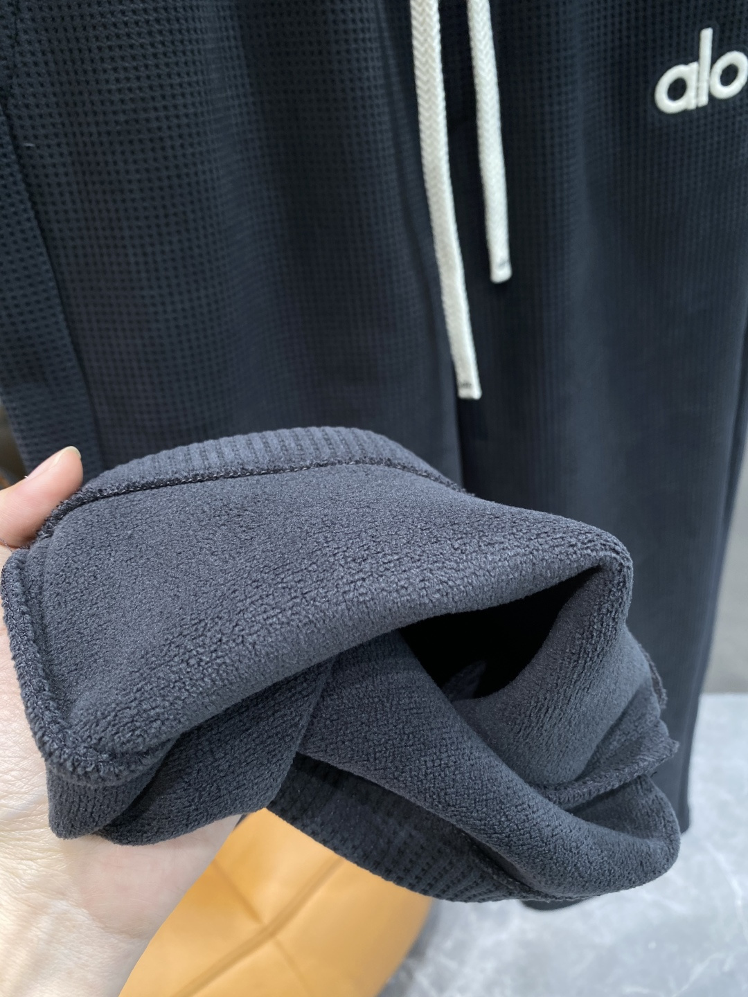 《𝙉𝙚𝙬🤍🖤alo家》2025秋冬新款休闲裤！官网同步发售。品牌经典LOGO休闲裤 ，舒适度极好，手触感