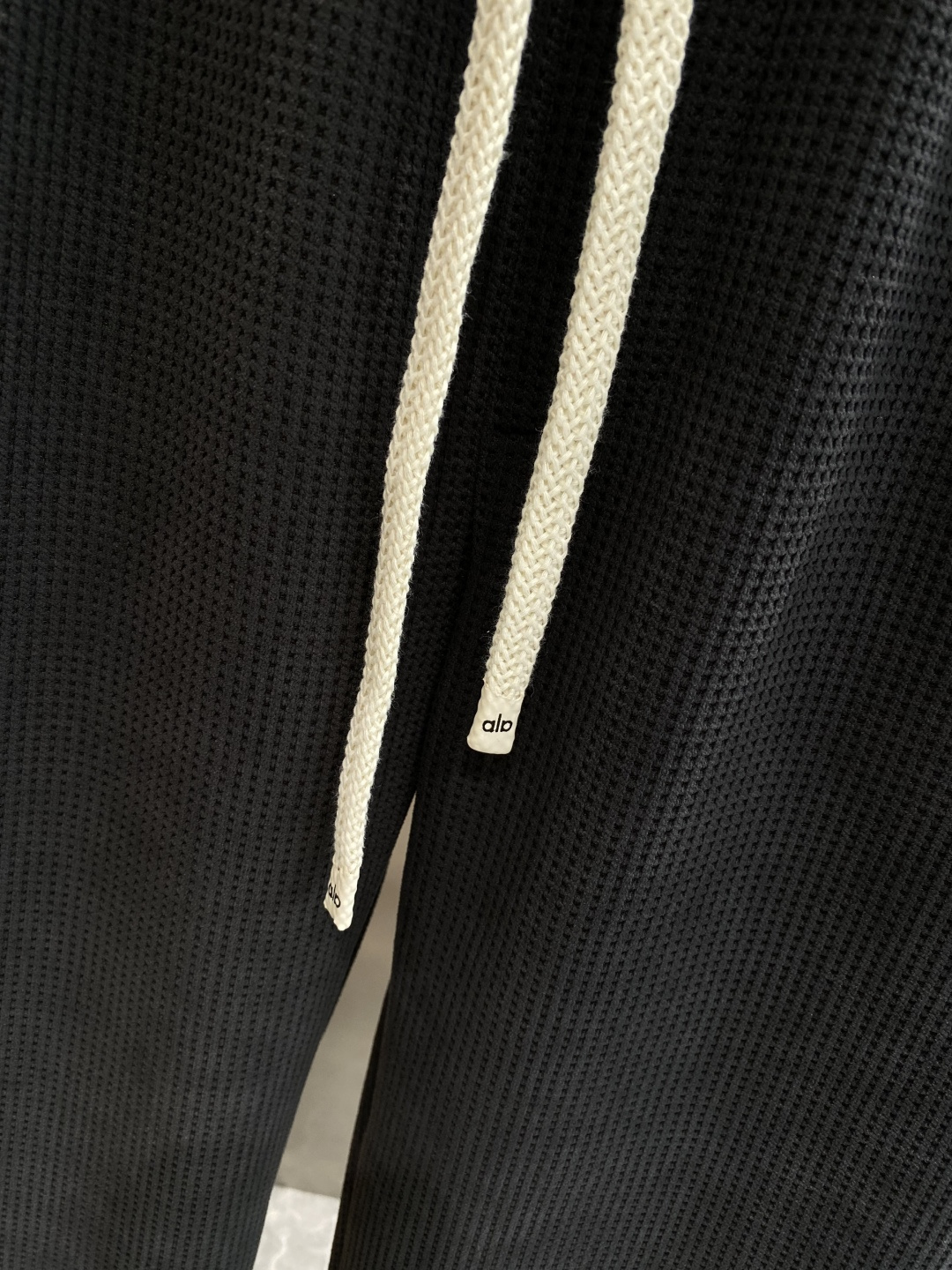 《𝙉𝙚𝙬🤍🖤alo家》2025秋冬新款休闲裤！官网同步发售。品牌经典LOGO休闲裤 ，舒适度极好，手触感