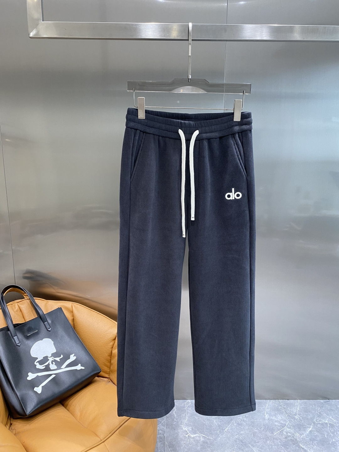 《𝙉𝙚𝙬🤍🖤alo家》2025秋冬新款休闲裤！官网同步发售。品牌经典LOGO休闲裤 ，舒适度极好，手触感