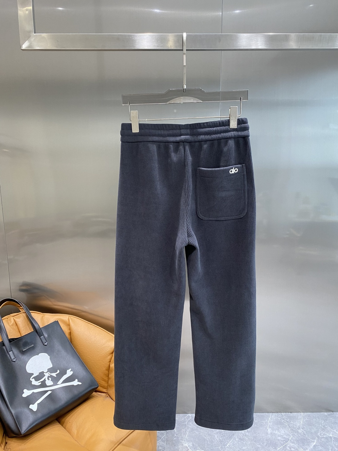 《𝙉𝙚𝙬🤍🖤alo家》2025秋冬新款休闲裤！官网同步发售。品牌经典LOGO休闲裤 ，舒适度极好，手触感