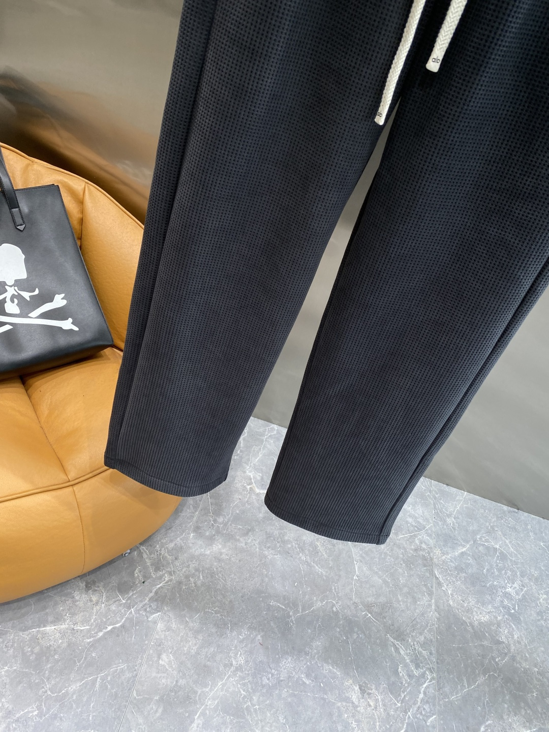 《𝙉𝙚𝙬🤍🖤alo家》2025秋冬新款休闲裤！官网同步发售。品牌经典LOGO休闲裤 ，舒适度极好，手触感