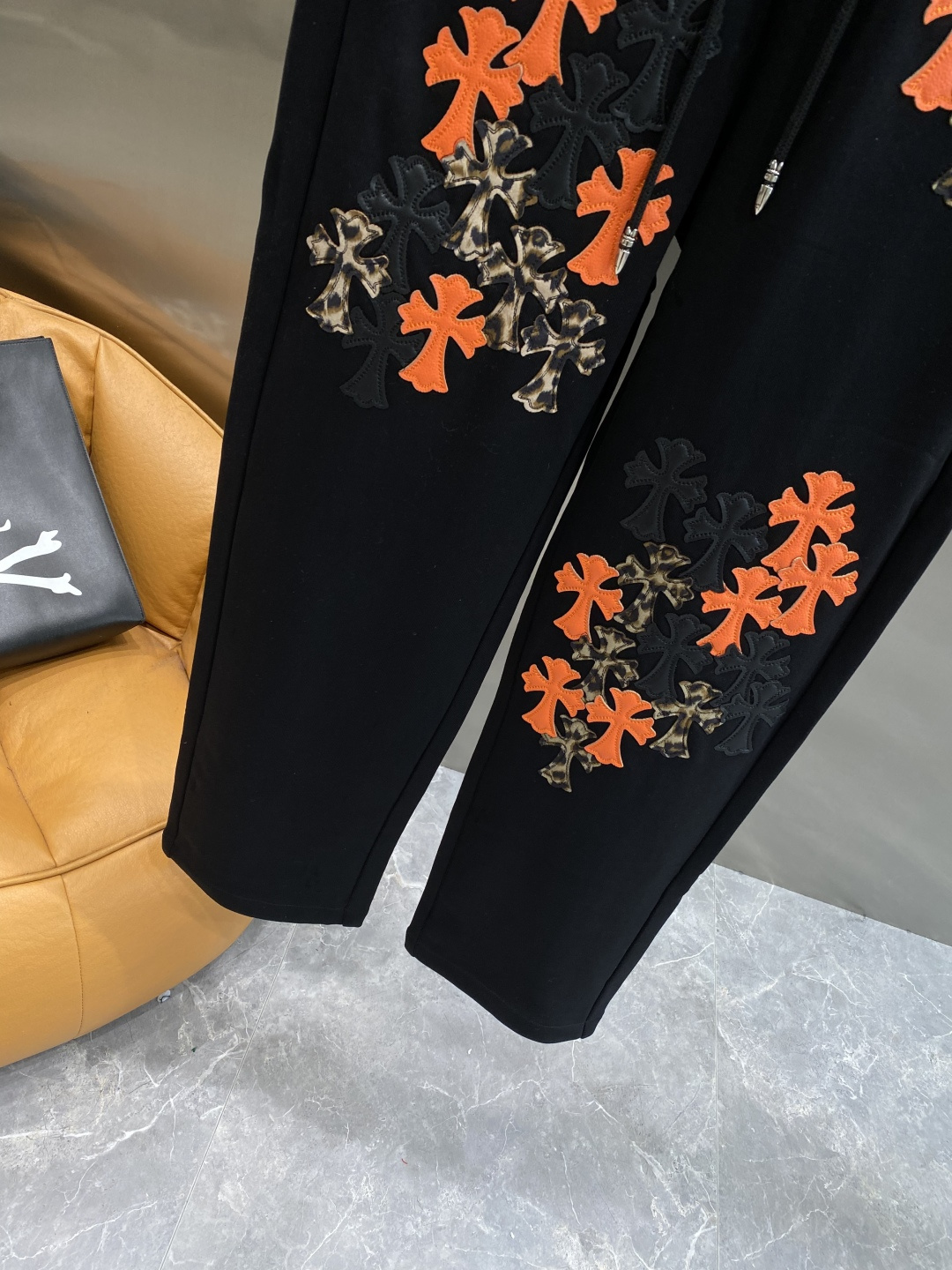 《𝙉𝙚𝙬🖤🤍克家》2025专柜新品大爆款高端休闲裤松紧裤！奢华品牌logo重工艺点缀 随意进出专柜，高端