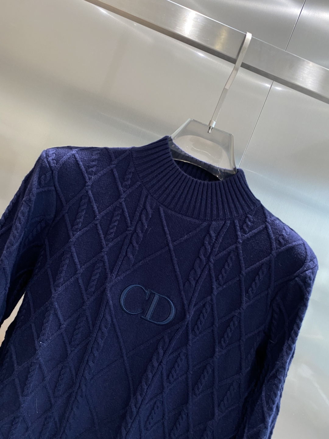 《𝙉𝙚𝙬🤍🖤迪家》秋冬经典男士针织长袖圆领套头毛衣 这款针织衫向经典图案致敬。采用棉质平纹针织面料精心制