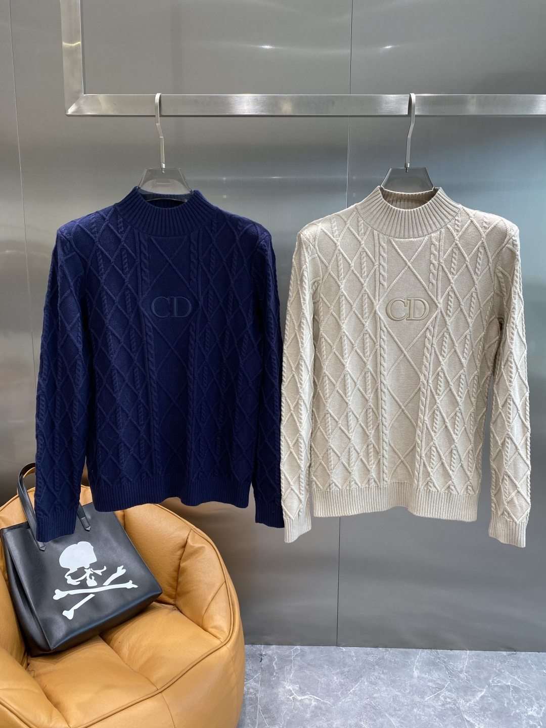 《𝙉𝙚𝙬🤍🖤迪家》秋冬经典男士针织长袖圆领套头毛衣 这款针织衫向经典图案致敬。采用棉质平纹针织面料精心制