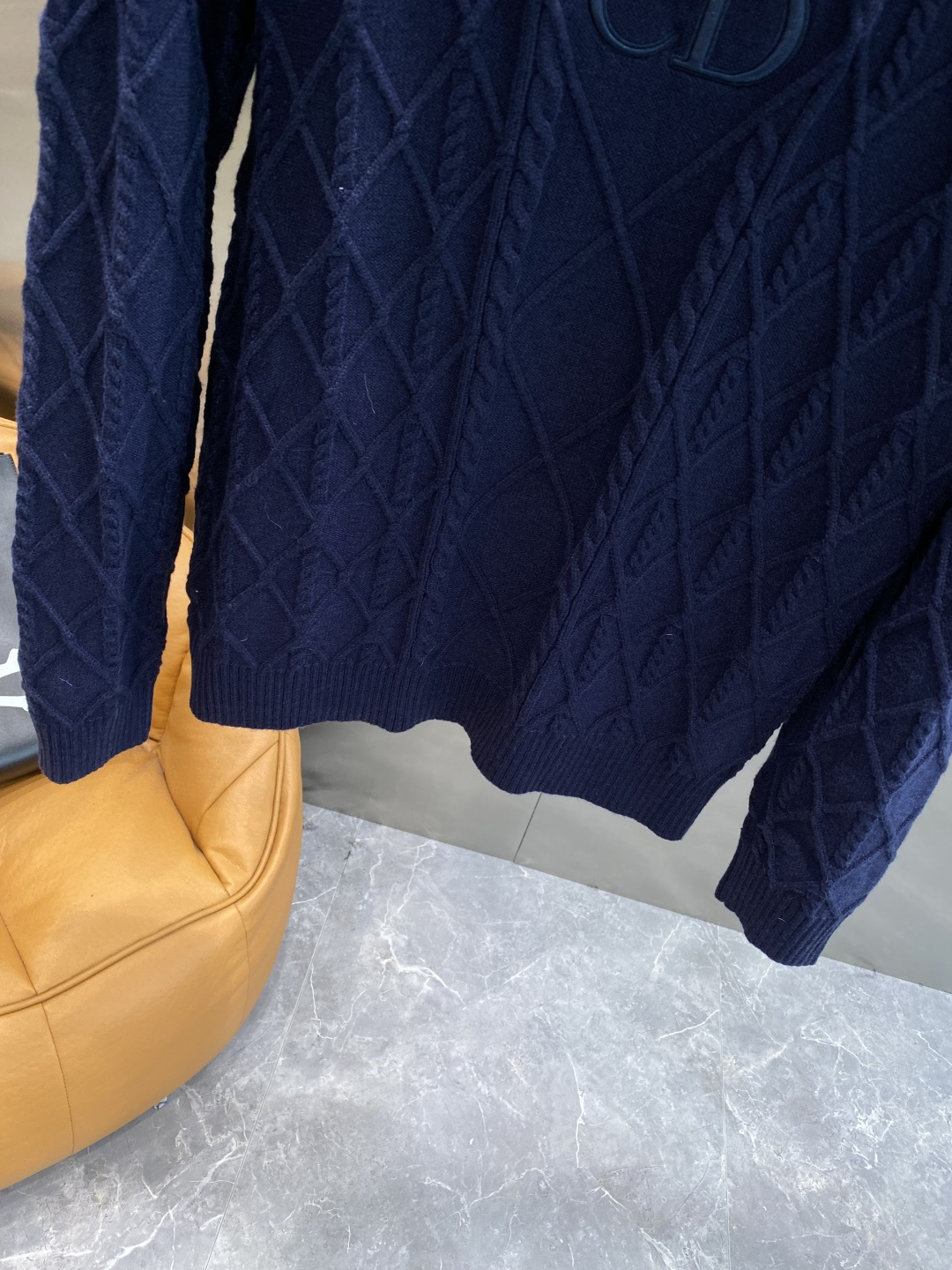 《𝙉𝙚𝙬🤍🖤迪家》秋冬经典男士针织长袖圆领套头毛衣 这款针织衫向经典图案致敬。采用棉质平纹针织面料精心制