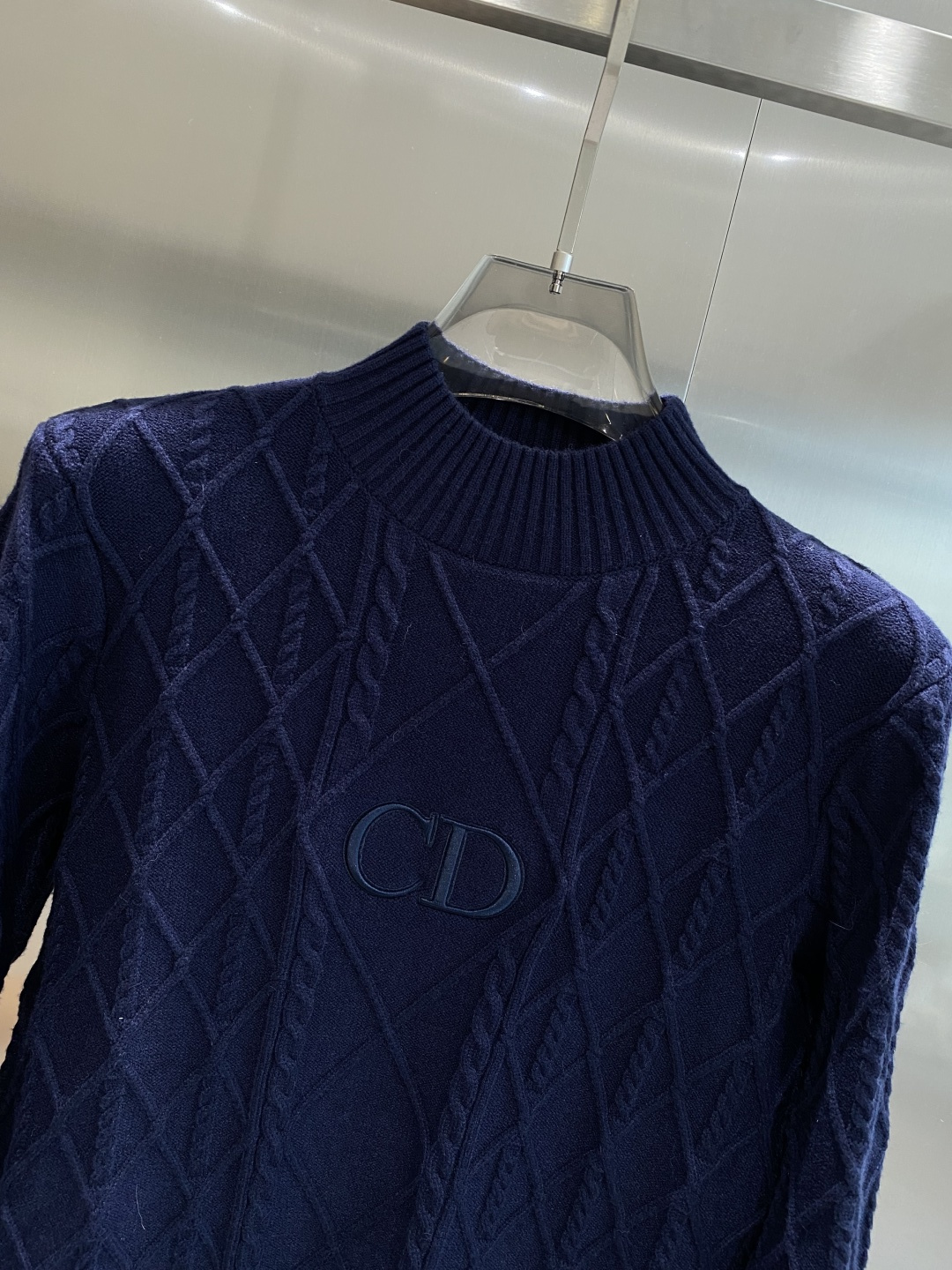 《𝙉𝙚𝙬🤍🖤迪家》秋冬经典男士针织长袖圆领套头毛衣 这款针织衫向经典图案致敬。采用棉质平纹针织面料精心制