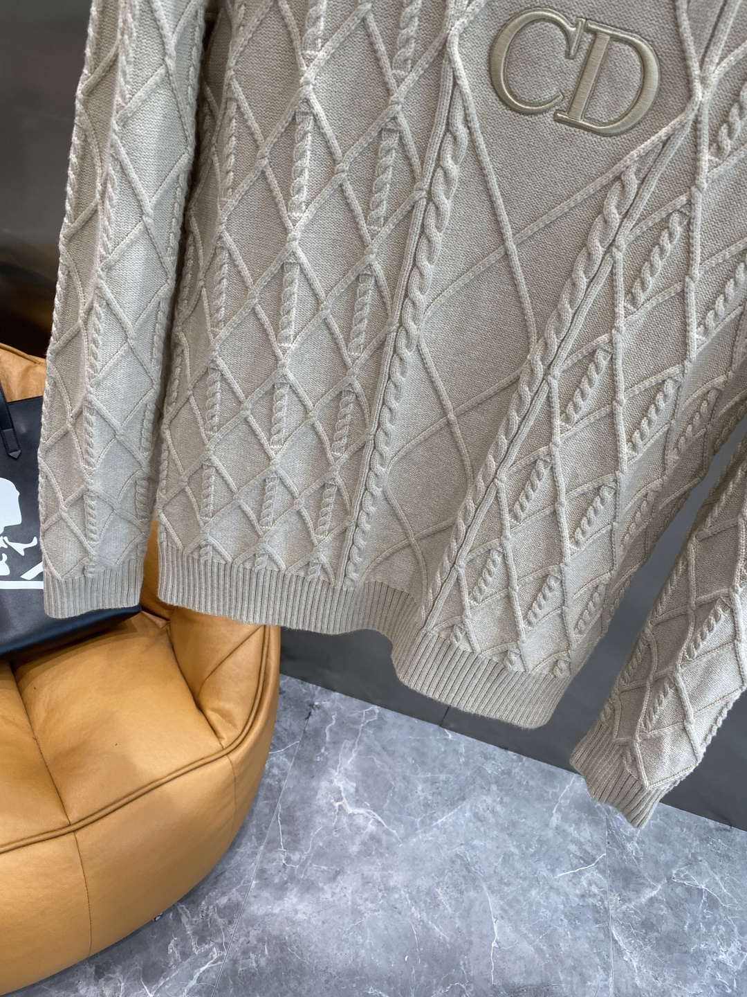 《𝙉𝙚𝙬🤍🖤迪家》秋冬经典男士针织长袖圆领套头毛衣 这款针织衫向经典图案致敬。采用棉质平纹针织面料精心制