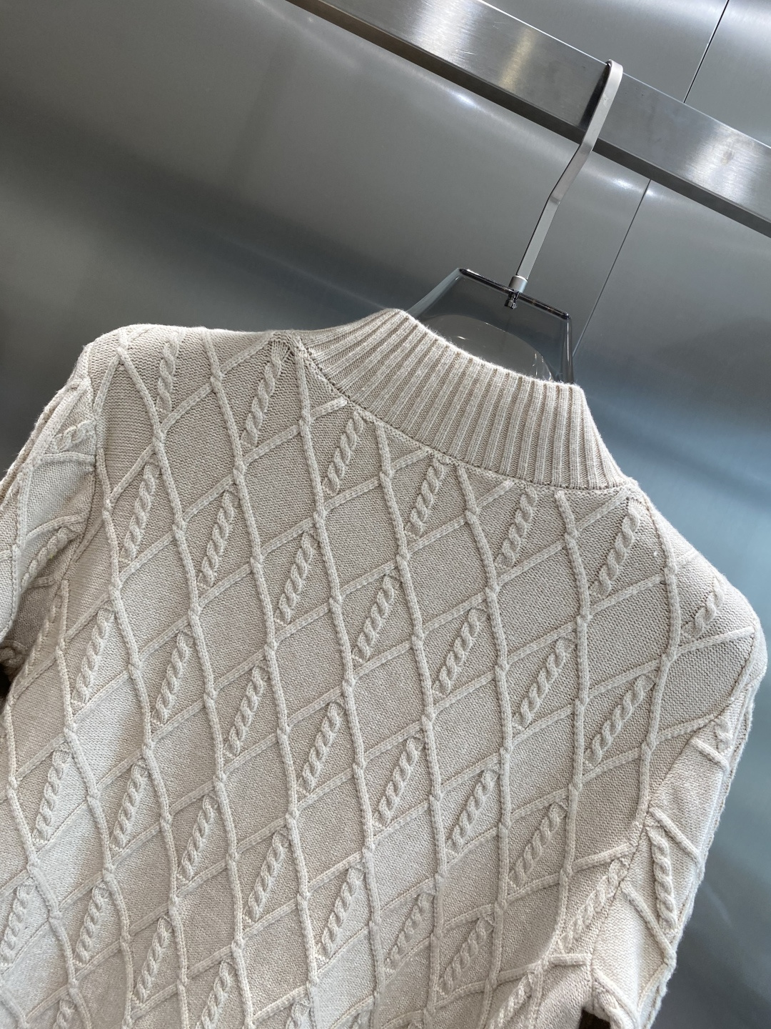 《𝙉𝙚𝙬🤍🖤迪家》秋冬经典男士针织长袖圆领套头毛衣 这款针织衫向经典图案致敬。采用棉质平纹针织面料精心制