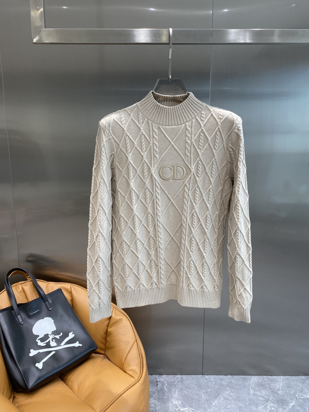 《𝙉𝙚𝙬🤍🖤迪家》秋冬经典男士针织长袖圆领套头毛衣 这款针织衫向经典图案致敬。采用棉质平纹针织面料精心制