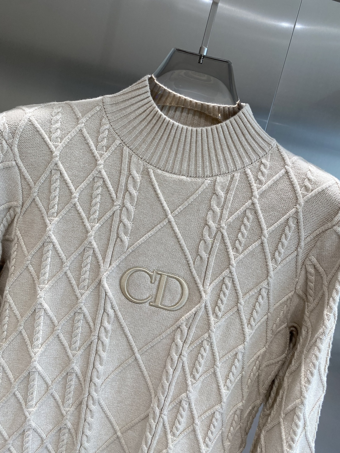 《𝙉𝙚𝙬🤍🖤迪家》秋冬经典男士针织长袖圆领套头毛衣 这款针织衫向经典图案致敬。采用棉质平纹针织面料精心制