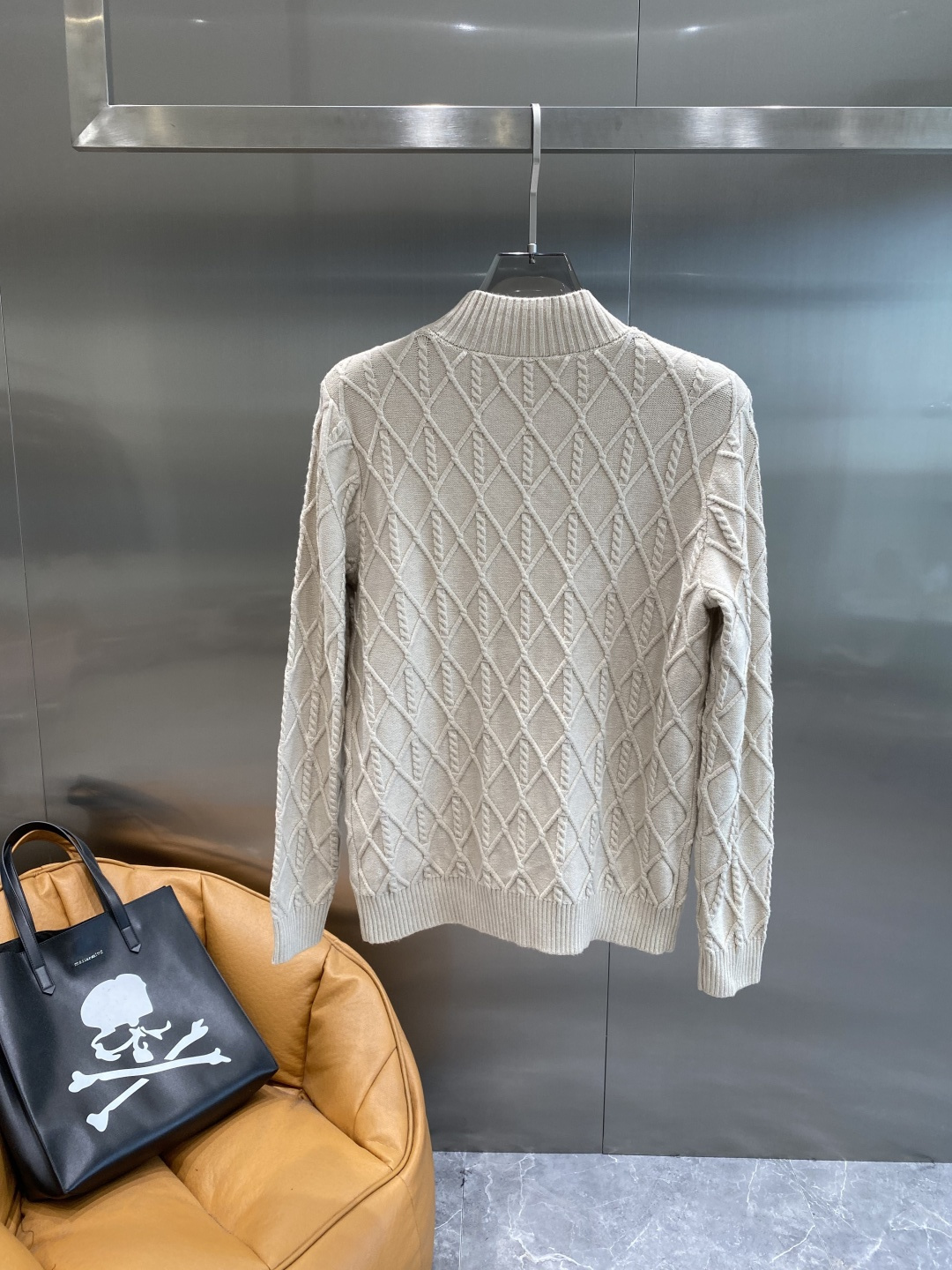 《𝙉𝙚𝙬🤍🖤迪家》秋冬经典男士针织长袖圆领套头毛衣 这款针织衫向经典图案致敬。采用棉质平纹针织面料精心制