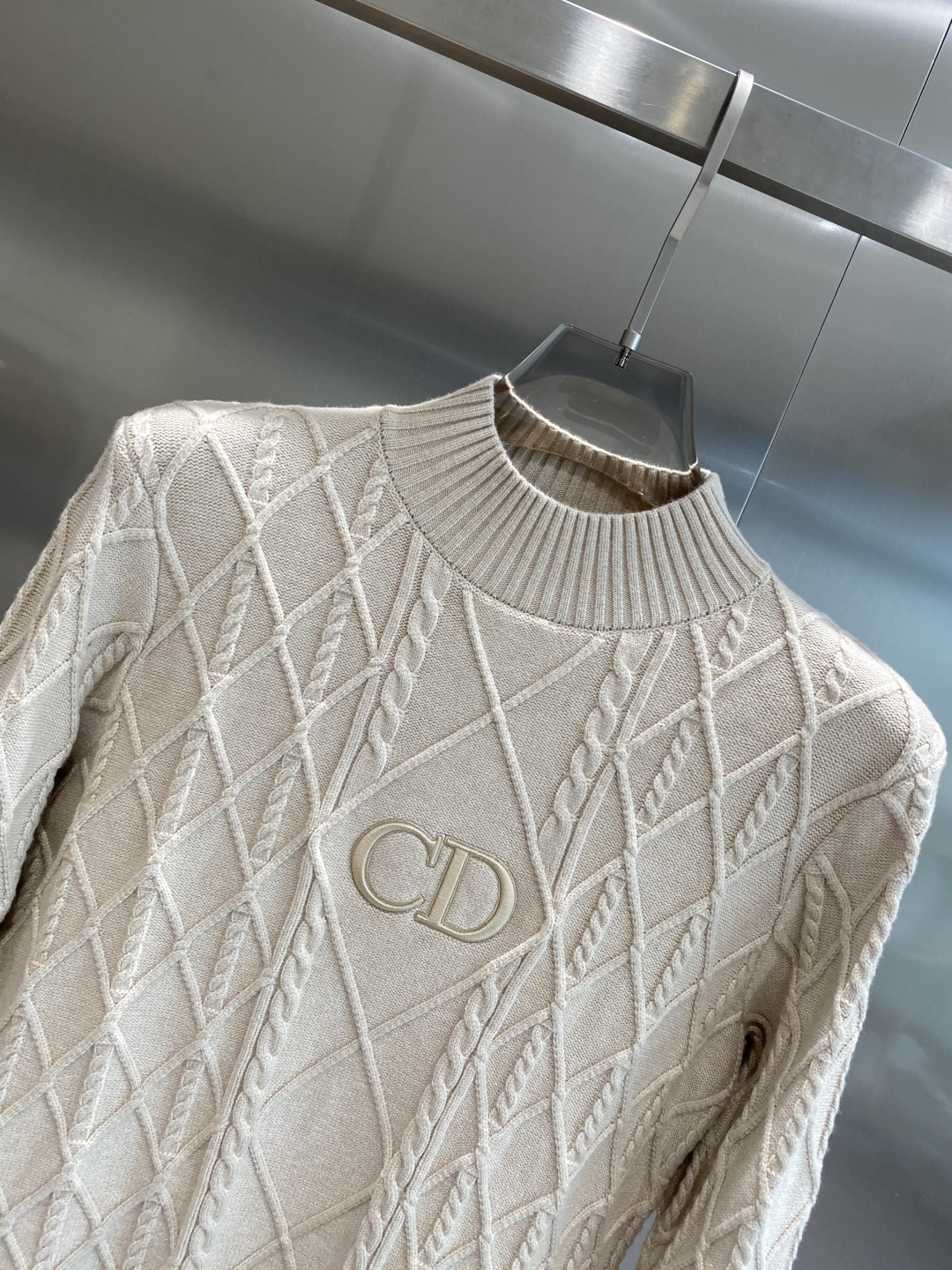 《𝙉𝙚𝙬🤍🖤迪家》秋冬经典男士针织长袖圆领套头毛衣 这款针织衫向经典图案致敬。采用棉质平纹针织面料精心制