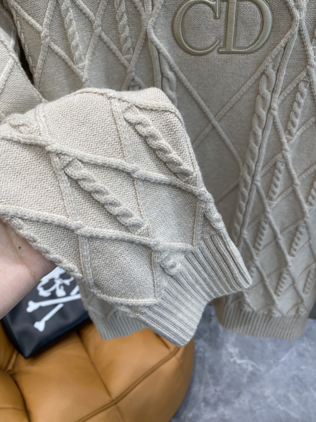 《𝙉𝙚𝙬🤍🖤迪家》秋冬经典男士针织长袖圆领套头毛衣 这款针织衫向经典图案致敬。采用棉质平纹针织面料精心制