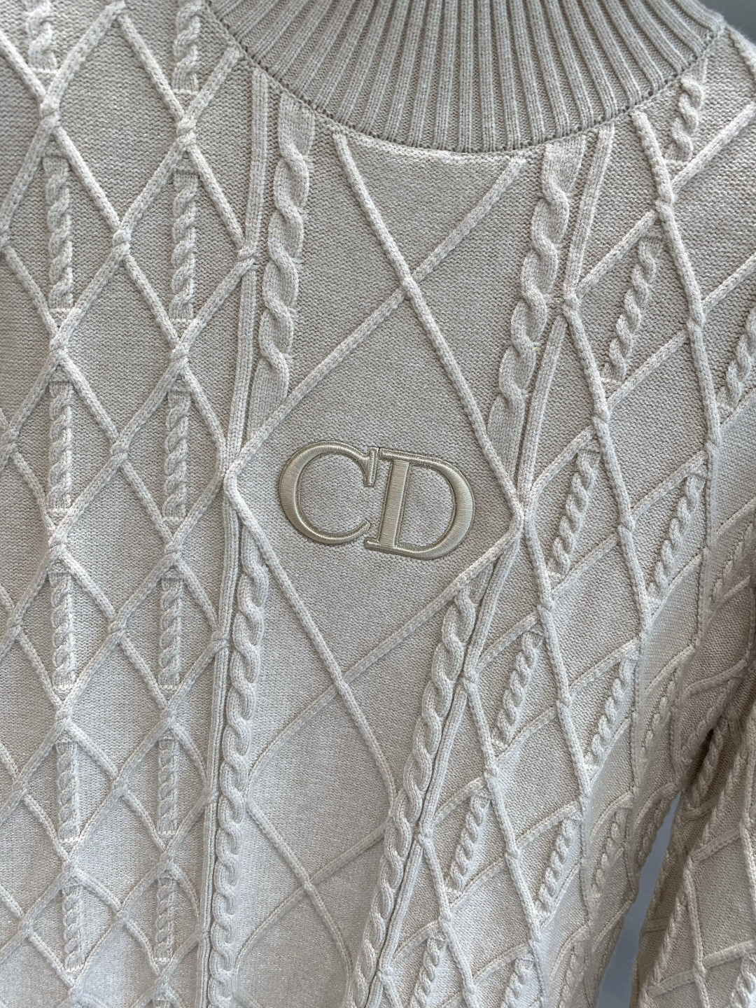 《𝙉𝙚𝙬🤍🖤迪家》秋冬经典男士针织长袖圆领套头毛衣 这款针织衫向经典图案致敬。采用棉质平纹针织面料精心制