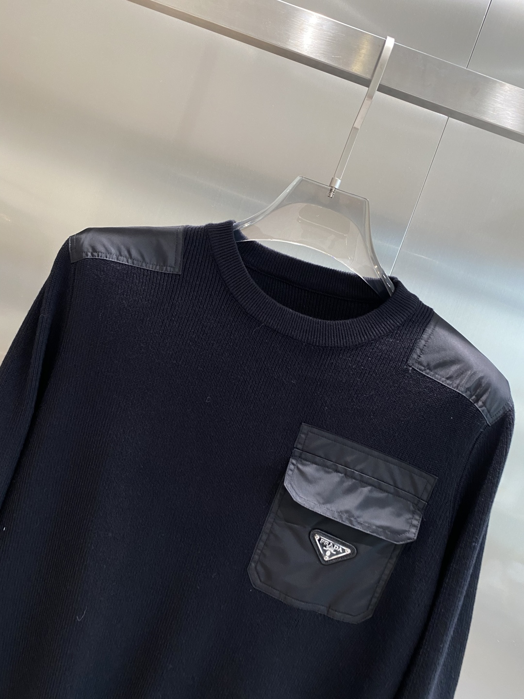 《𝙉𝙚𝙬🤍🖤普家》秋冬经典男士针织长袖圆领套头毛衣 这款针织衫向经典图案致敬。采用棉质平纹针织面料精心制