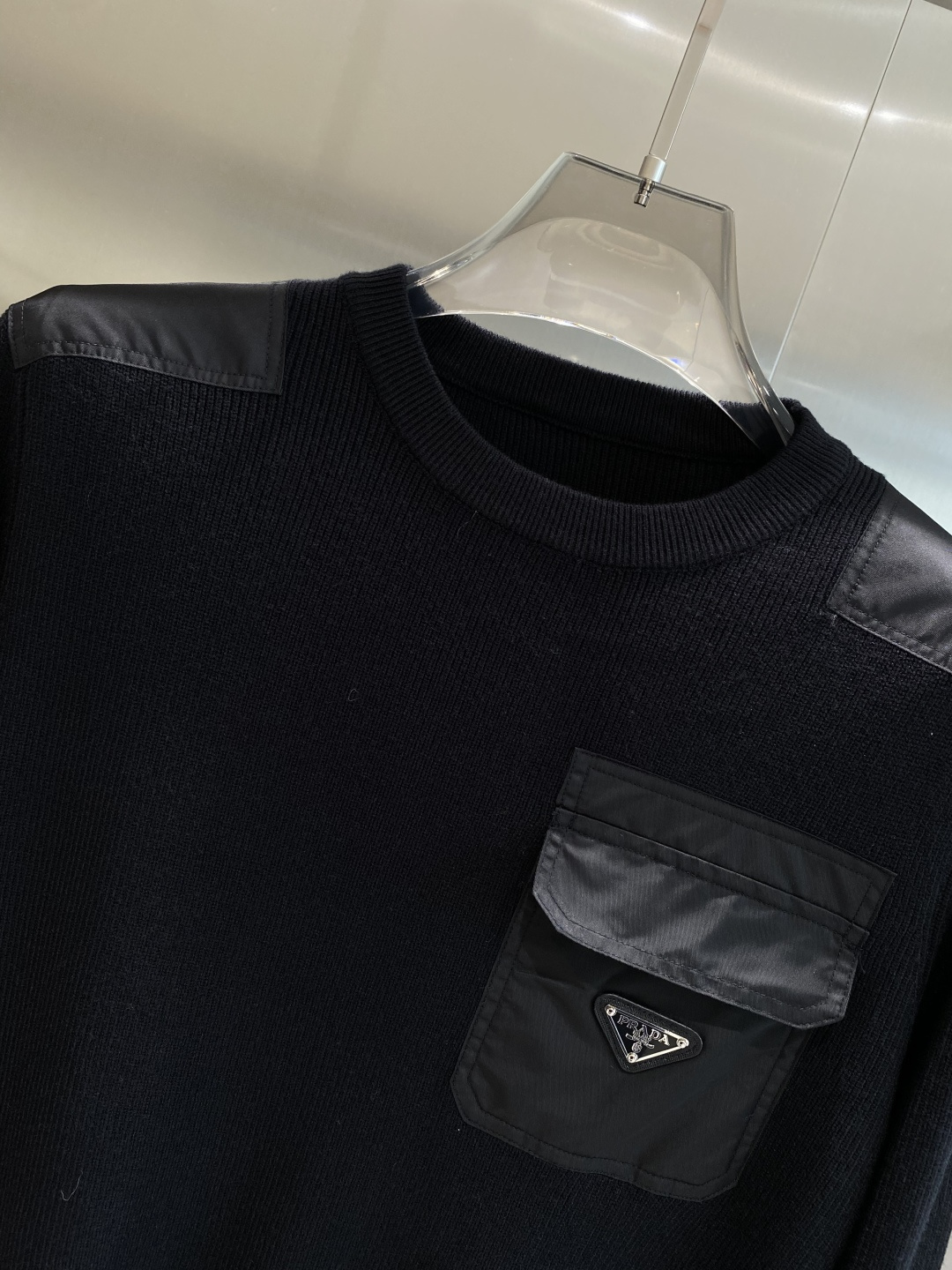 《𝙉𝙚𝙬🤍🖤普家》秋冬经典男士针织长袖圆领套头毛衣 这款针织衫向经典图案致敬。采用棉质平纹针织面料精心制