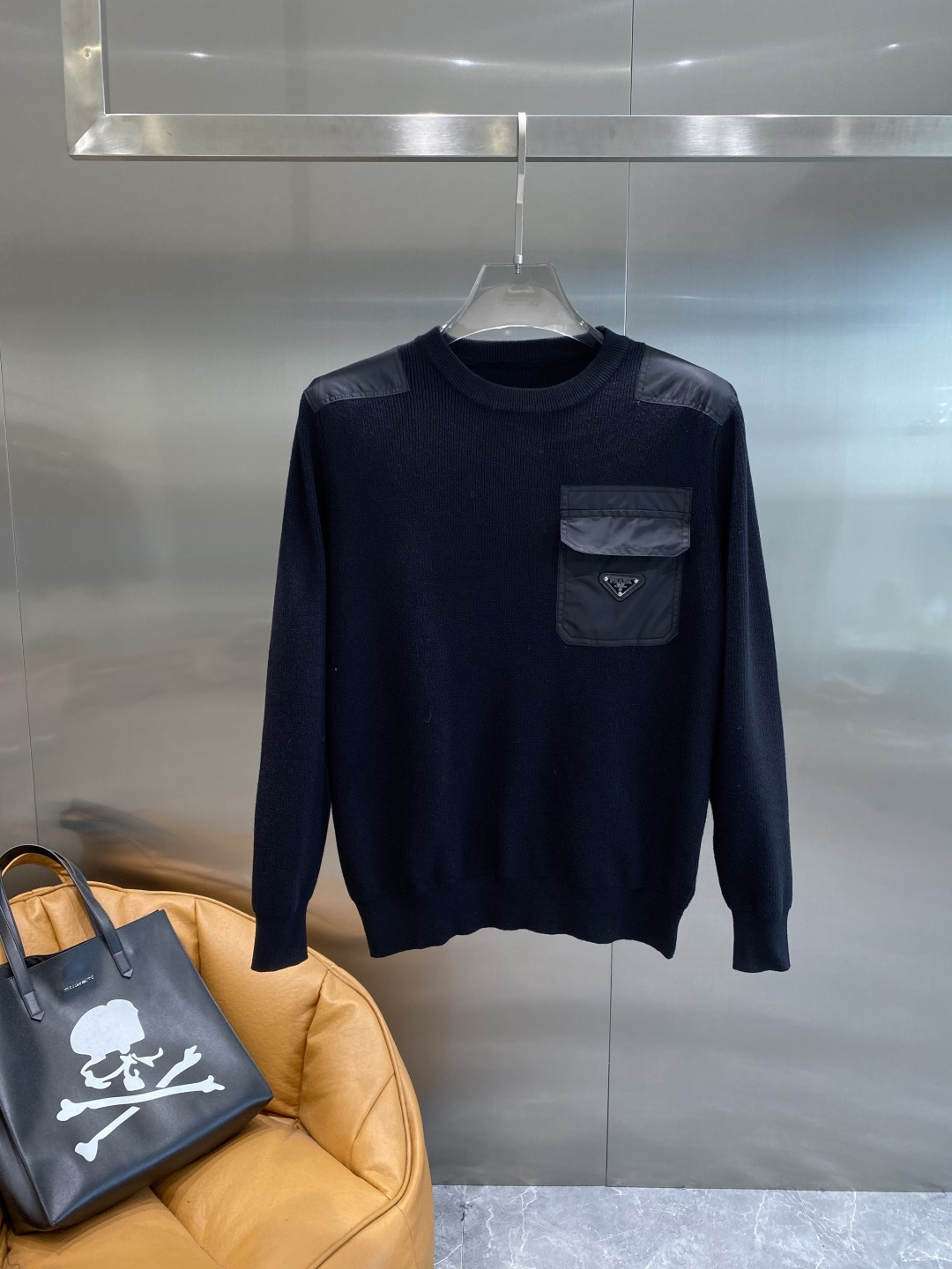 《𝙉𝙚𝙬🤍🖤普家》秋冬经典男士针织长袖圆领套头毛衣 这款针织衫向经典图案致敬。采用棉质平纹针织面料精心制