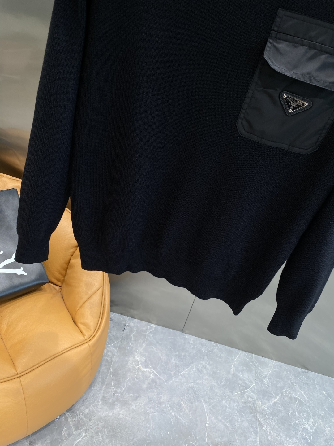 《𝙉𝙚𝙬🤍🖤普家》秋冬经典男士针织长袖圆领套头毛衣 这款针织衫向经典图案致敬。采用棉质平纹针织面料精心制