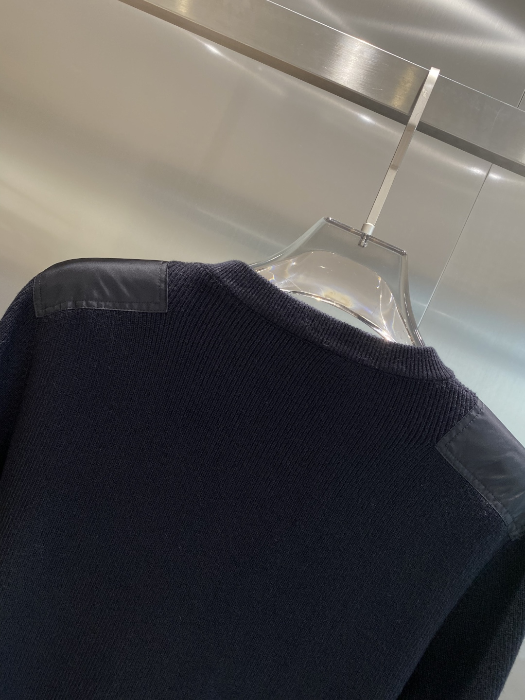 《𝙉𝙚𝙬🤍🖤普家》秋冬经典男士针织长袖圆领套头毛衣 这款针织衫向经典图案致敬。采用棉质平纹针织面料精心制