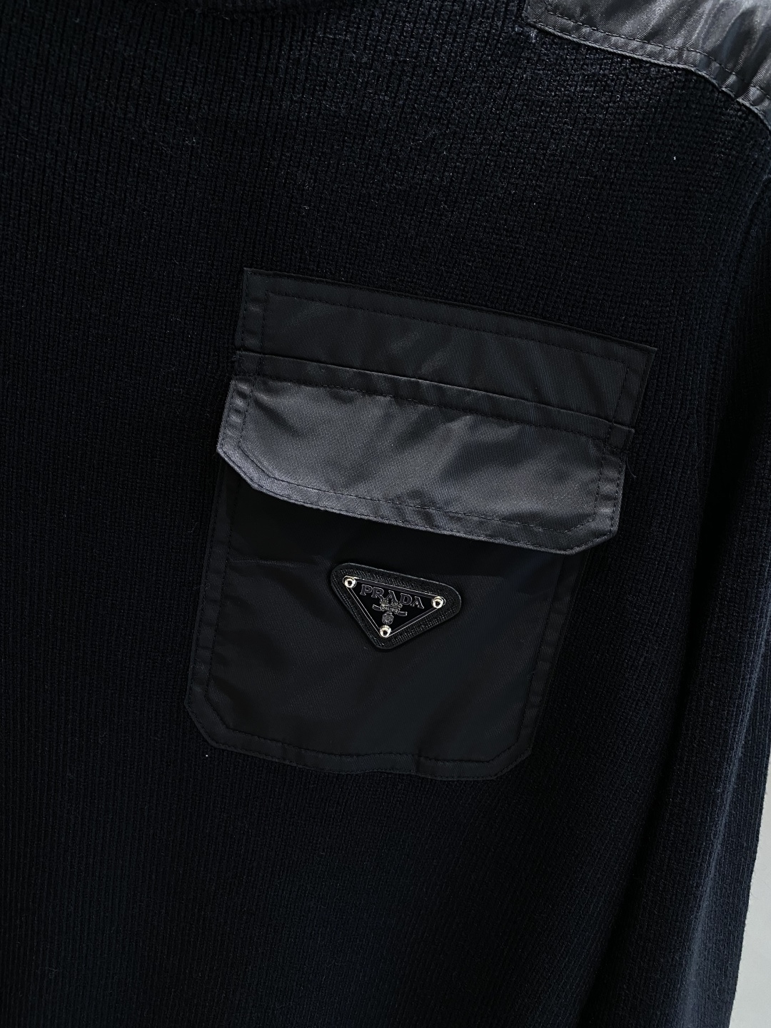 《𝙉𝙚𝙬🤍🖤普家》秋冬经典男士针织长袖圆领套头毛衣 这款针织衫向经典图案致敬。采用棉质平纹针织面料精心制