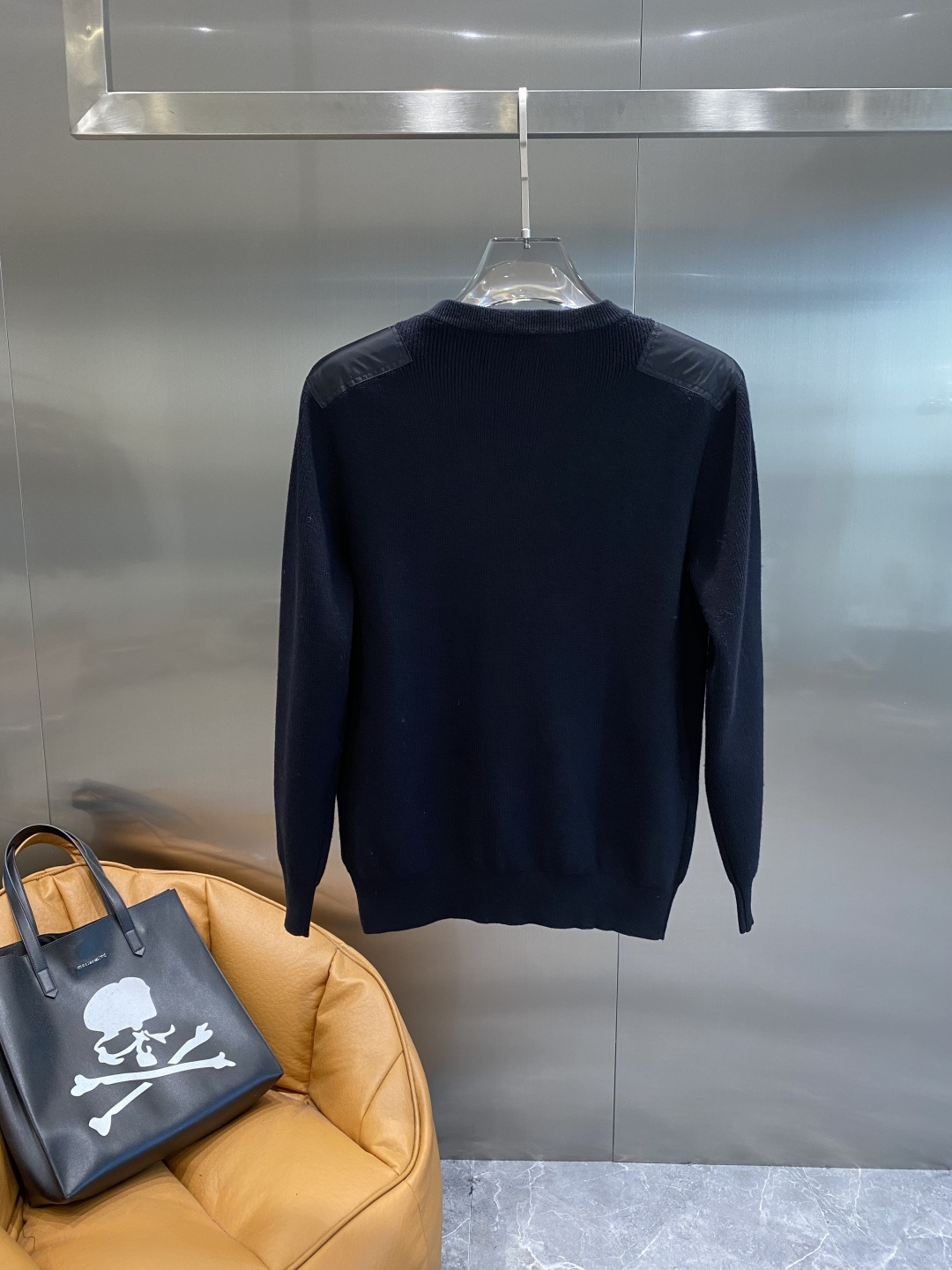 《𝙉𝙚𝙬🤍🖤普家》秋冬经典男士针织长袖圆领套头毛衣 这款针织衫向经典图案致敬。采用棉质平纹针织面料精心制