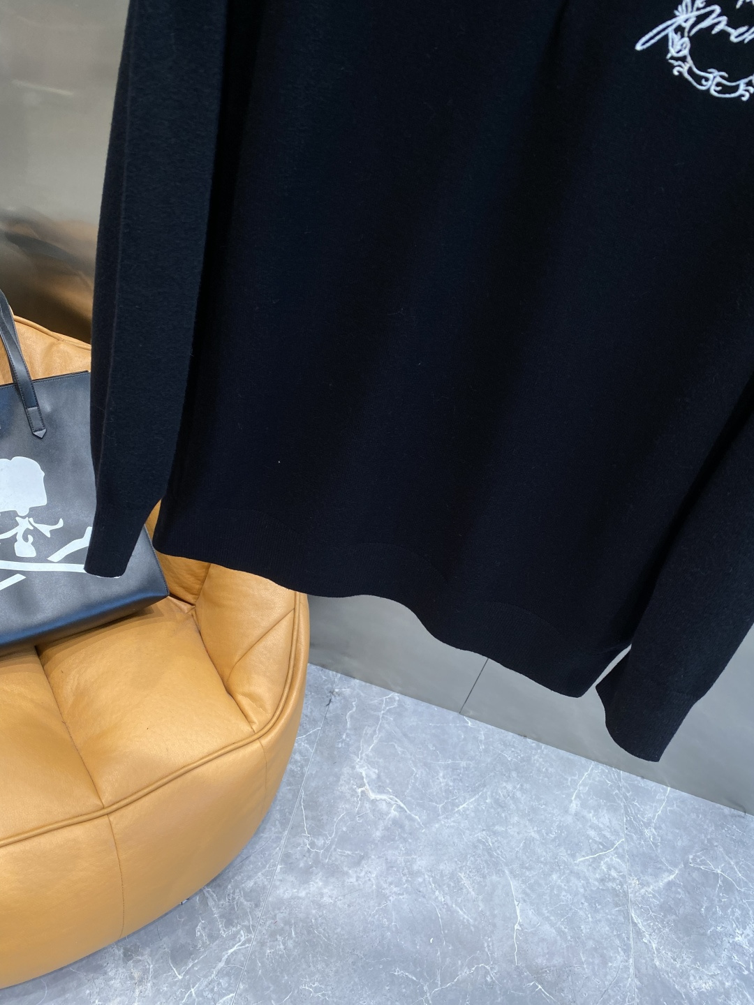 《𝙉𝙚𝙬🤍🖤纪家》2025官网秋冬季最新毛衣，专柜同步在售爆款！特供羊毛混纺面料.手感舒适.可直接接触皮