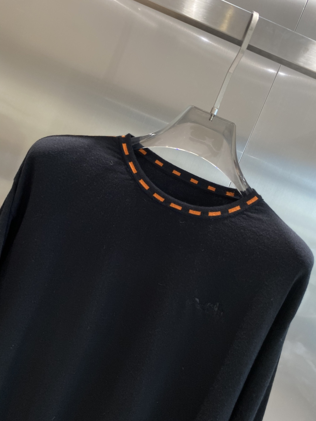 《𝙉𝙚𝙬🤍🖤爱马家》秋冬经典男士针织长袖圆领套头毛衣 这款针织衫向经典图案致敬。采用棉质平纹针织面料精心