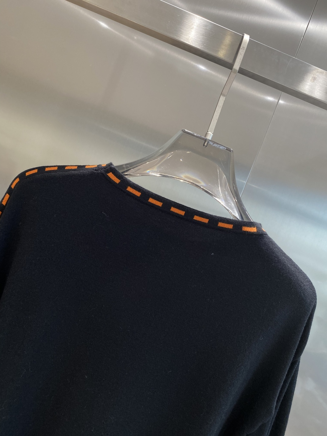 《𝙉𝙚𝙬🤍🖤爱马家》秋冬经典男士针织长袖圆领套头毛衣 这款针织衫向经典图案致敬。采用棉质平纹针织面料精心